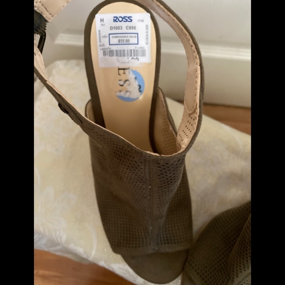 Guess Cork Peep-toe Wedges in Green - Size 8.5 - Picture 4 of 7